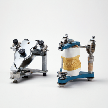 반조절식 교합기 이미지